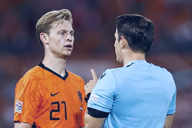 Manchester United target Frenkie de Jong has explained why he might not  take No.21 shirt - Manchester Evening News
